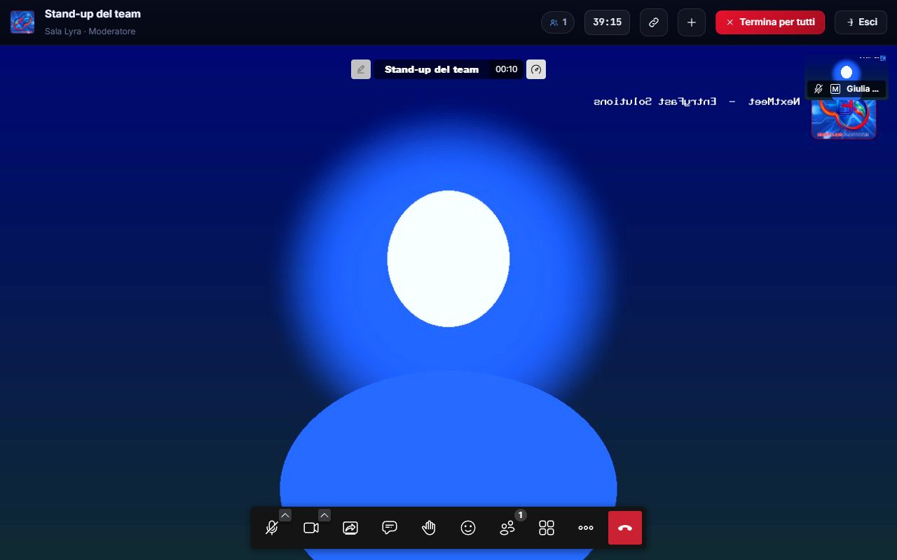 La stanza di videoconferenza: barra NextMeet in alto, video al centro, comandi in basso.